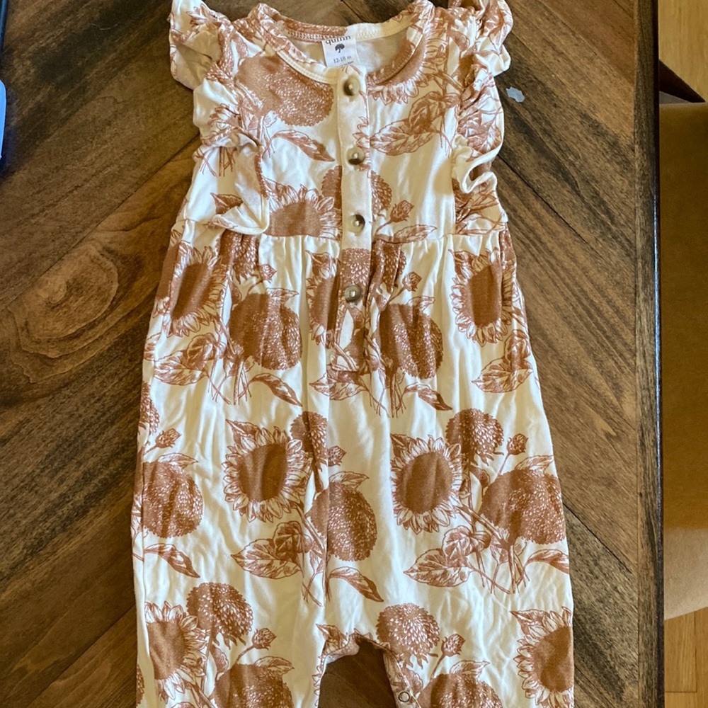 Adorable Kate Quinn bamboo viscose flower jumpsuit. Excellent condition- 12-18m